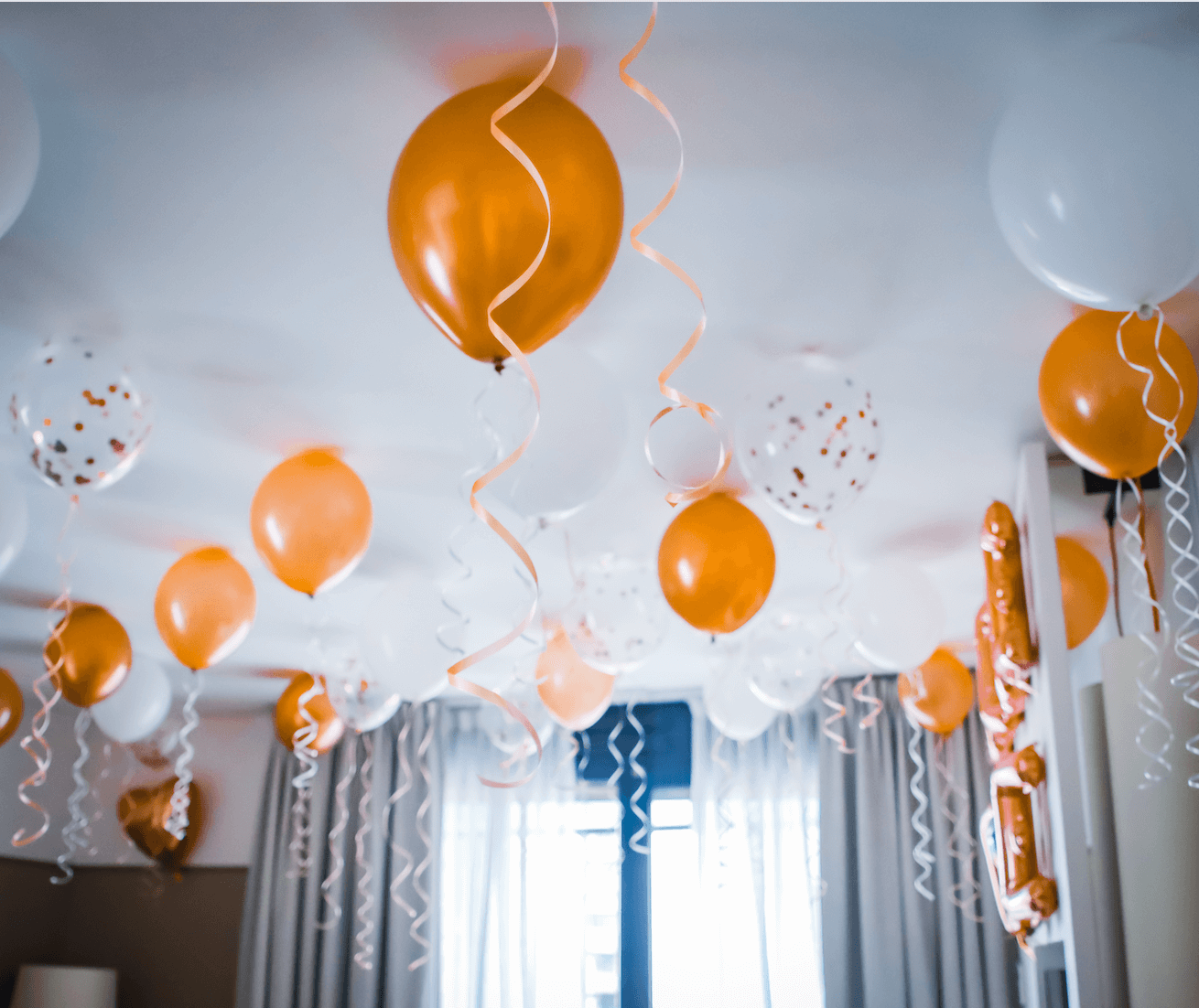 ballons gonflés à l'helium suspendus au plafond